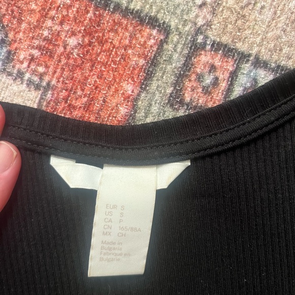 H&M open shoulder ribbed shirt - Picture 2 of 4